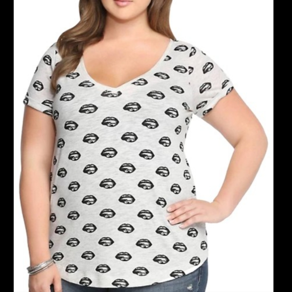 ❤️6 items for $30 sale!!❤️ Torrid Lip Print V-Neck Tee EUC